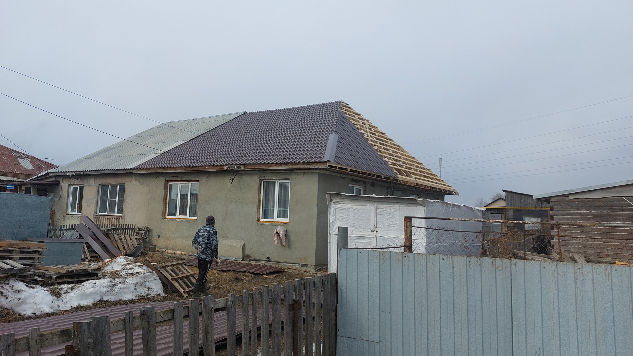 Дом на крыше. Как поменять крышу на доме. Замена крыши дома цены